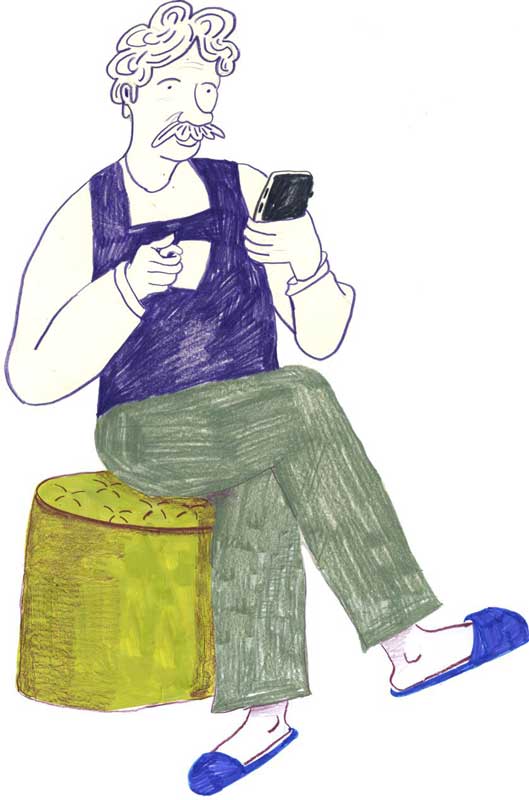Bild: Ein Mann mittleren Alters sitzt auf einem Hocker und checkt die Nachrichten auf seinem Smartpone.